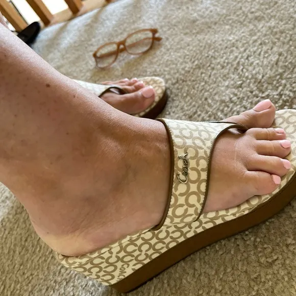 Coach sandals color cream and brown