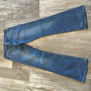 COWGIRL TUFF &quot;Blue Victory&quot; bootcut horseback riding jeans med wash sz 27x33 euc