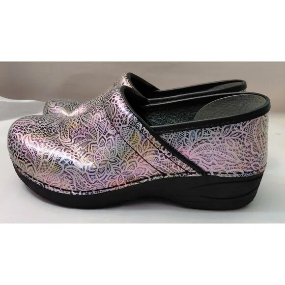 Dansko XP 2.0 Clogs Women's 38 Silver Lacy Print Leather Slip-On Comfort Shoes