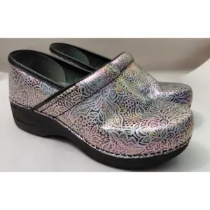Dansko XP 2.0 Clogs Women's 38 Silver Lacy Print Leather Slip-On Comfort Shoes