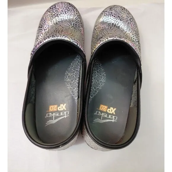 Dansko XP 2.0 Clogs Women's 38 Silver Lacy Print Leather Slip-On Comfort Shoes