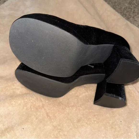 Delia's By Dolls Kill  Black Velvet 2.5”Platform Mary Janes Women’s Size 7 NWOB