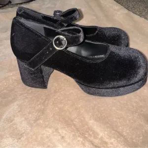 Delia's By Dolls Kill  Black Velvet 2.5”Platform Mary Janes Women’s Size 7 NWOB