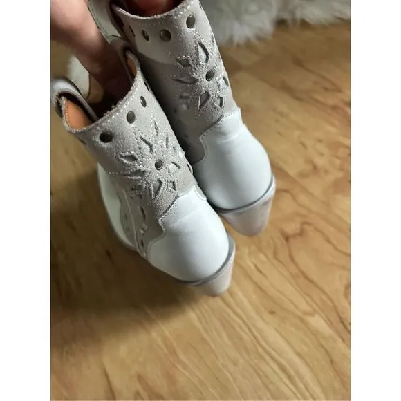 Dingo white cowboy cowgirl boots size 7 over the ankle booties western