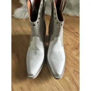 Dingo white cowboy cowgirl boots size 7 over the ankle booties western