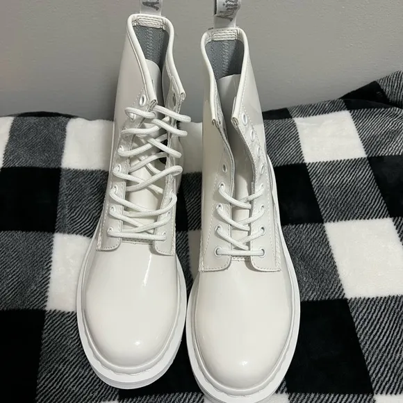 Dr Martens 1460 MONO PATENT LEATHER LACE UP BOOTS- NO BOX