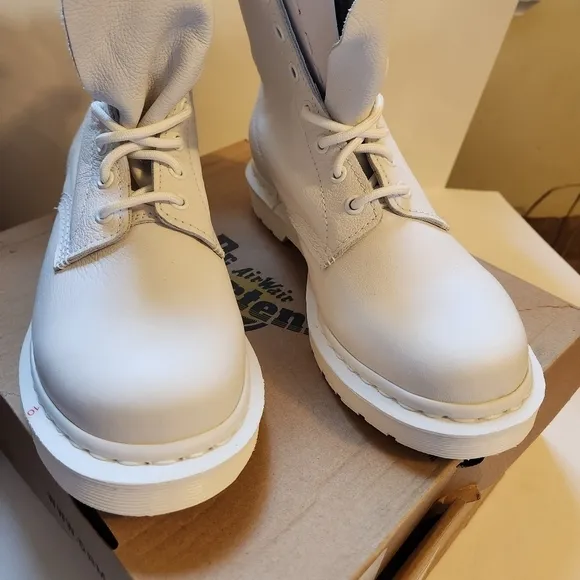 Dr. Martens 1460 Pascal white boots size 10 BNWB (no lid)