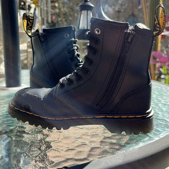 DR MARTENS High-Top Leather Boots with Lace-Up Design
