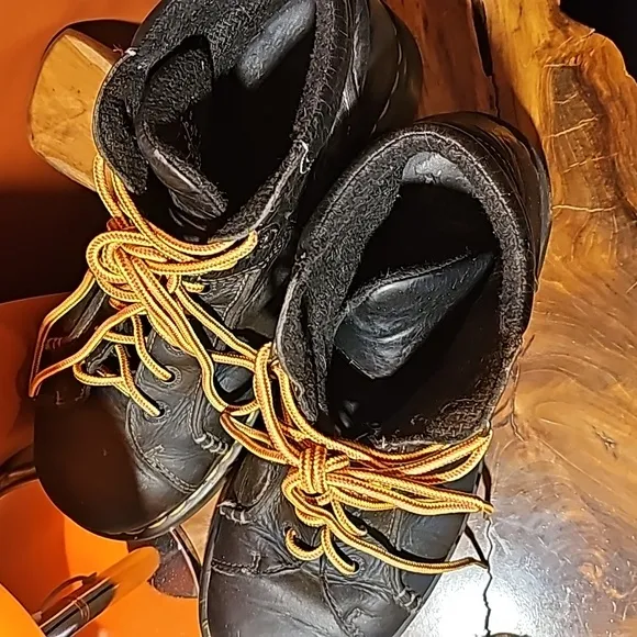 DR. MARTENS- Style 8A54 VINTAGE black Leather Ankle Boots Size 10US 9UK