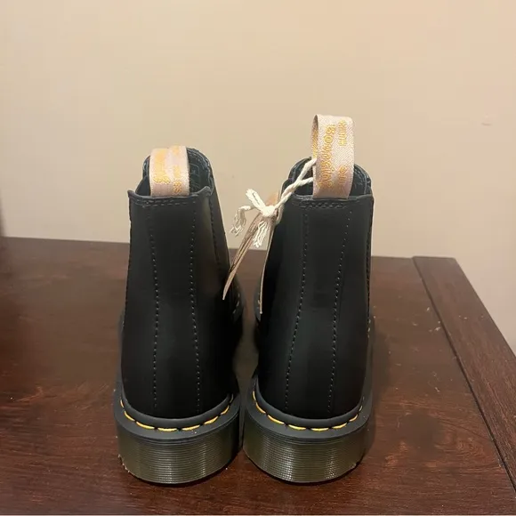 Dr. Marten’s Vegan 2976 Chelsea boots Black Felix Rub Off NWT