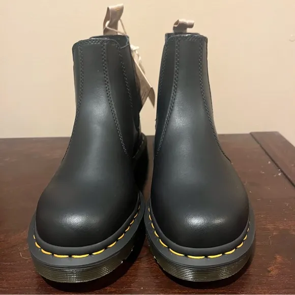 Dr. Marten’s Vegan 2976 Chelsea boots Black Felix Rub Off NWT