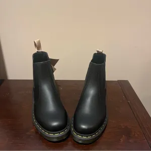 Dr. Marten’s Vegan 2976 Chelsea boots Black Felix Rub Off NWT