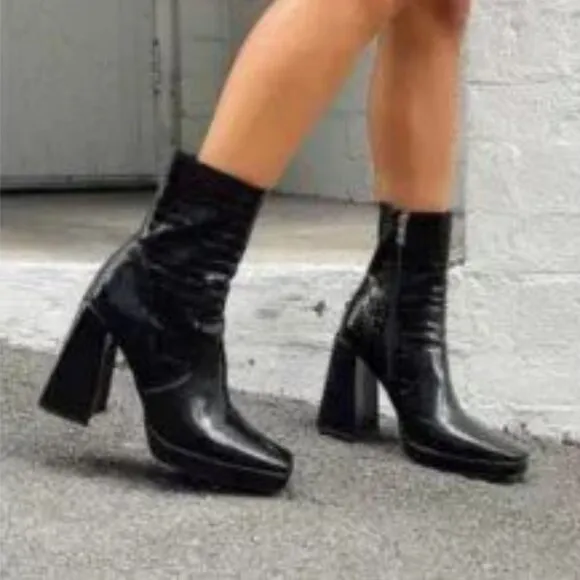 Dr. Martens Women's 1460 Patent Lamper Leather Lace Up Boots, Size‎ 7, Black