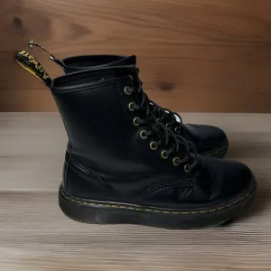 Dr Martens Zavala Black Leather Ankle Combat Work Boots Women's sz 7 AW004 Y2K