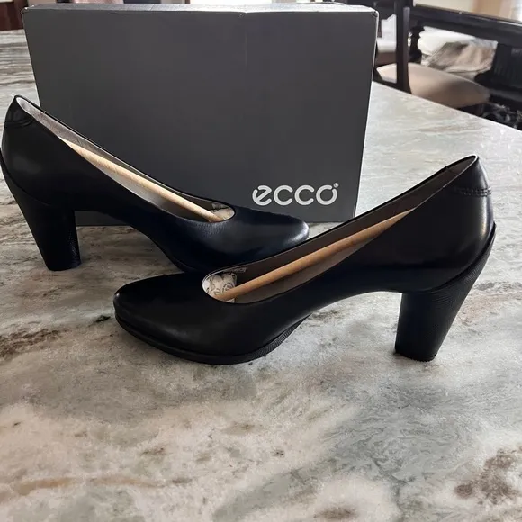 Ecco Black Sculptured Closed Toe Leather Pumps Heels 2.5”
