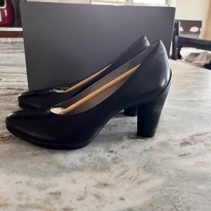 Ecco Black Sculptured Closed Toe Leather Pumps Heels 2.5”