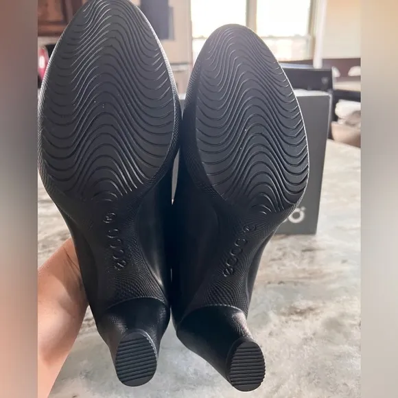 Ecco Black Sculptured Closed Toe Leather Pumps Heels 2.5”