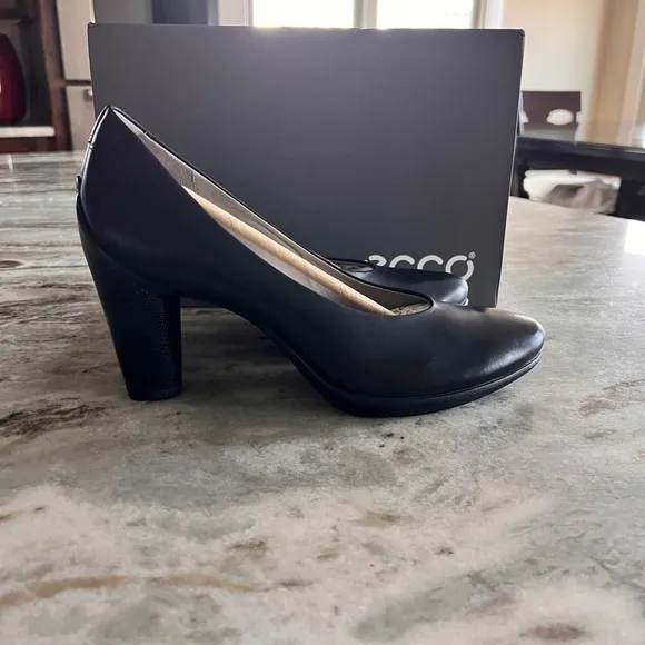 Ecco Black Sculptured Closed Toe Leather Pumps Heels 2.5”