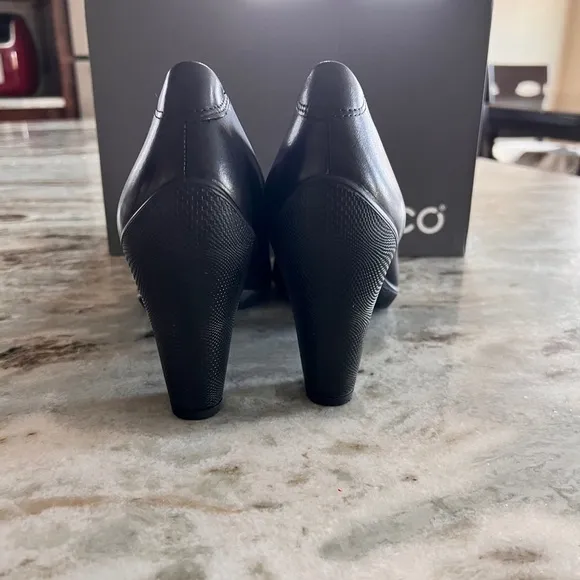 Ecco Black Sculptured Closed Toe Leather Pumps Heels 2.5”
