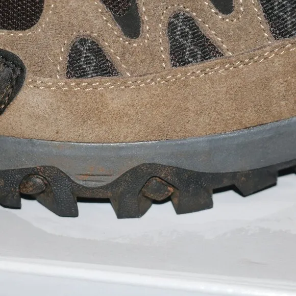 Eddie Bauer Ridgeline hiking boots size 10.5 Med and comes with box