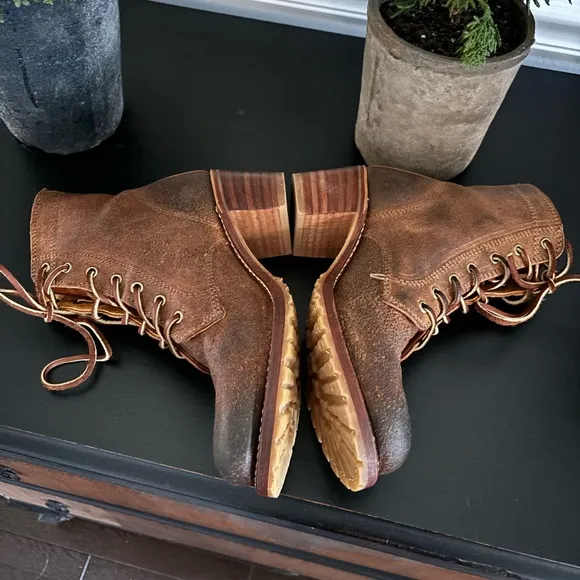 EUC FRYE WOMEN’S SABRINA 6G HAND BURNISHED LEATHER WORK COMBAT BOOT, 9