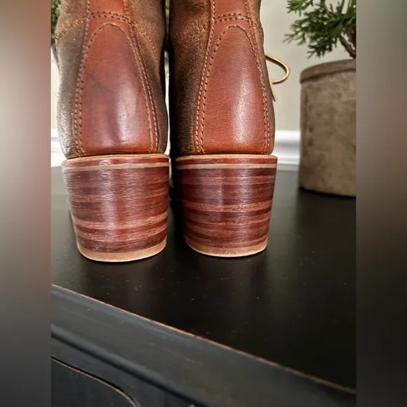 EUC FRYE WOMEN’S SABRINA 6G HAND BURNISHED LEATHER WORK COMBAT BOOT, 9