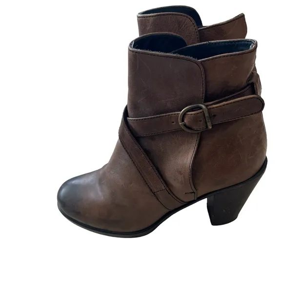 FIORENTINI   BAKER HEELED ANKLE BOOTS STRAP DETAIL WOMENS SIZE 9 LEATHER