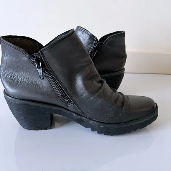 FLY London Wezo Gray metallic Leather Ankle boots Women’s Sz 37