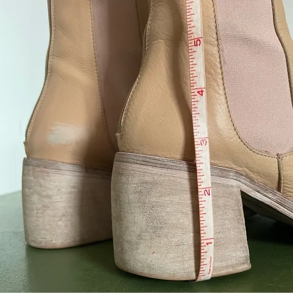 Free People ESSENTIAL CHELSEA Boots in Sandy Beige Leather *Spain*