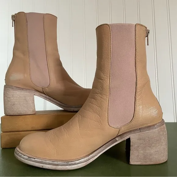 Free People ESSENTIAL CHELSEA Boots in Sandy Beige Leather *Spain*