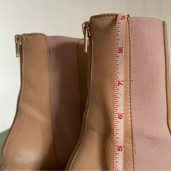 Free People ESSENTIAL CHELSEA Boots in Sandy Beige Leather *Spain*