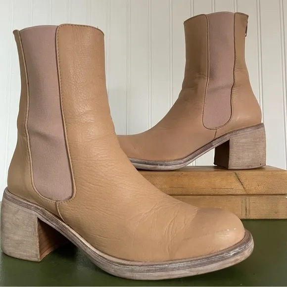 Free People ESSENTIAL CHELSEA Boots in Sandy Beige Leather *Spain*