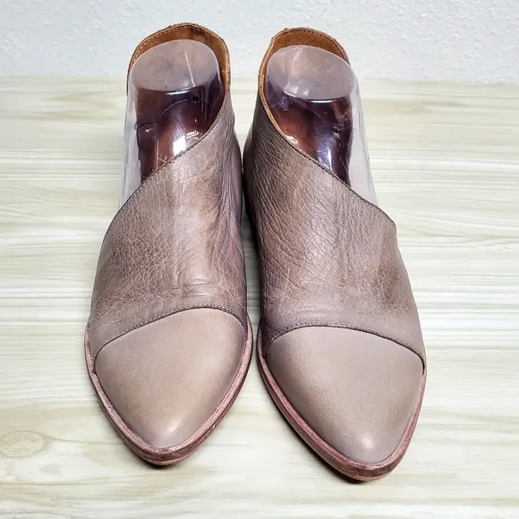 Free People Stylish Two-Tone Ankle Boots Size 37