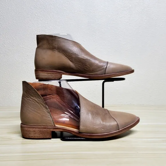 Free People Stylish Two-Tone Ankle Boots Size 37