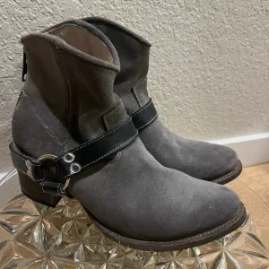 Freebird Spirit Ankle Boots - Gray Suede with Black Leather Straps size 9