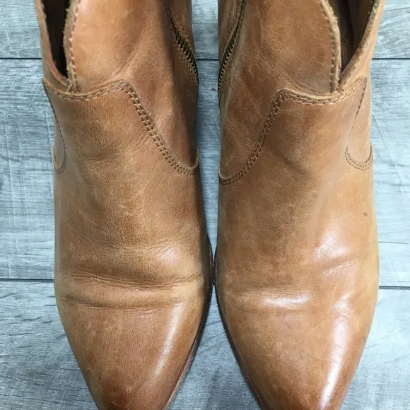 FRYE 71345 Jennifer Cognac Side Zip Stacked Womens Leather Bootie Boots Size 9.5