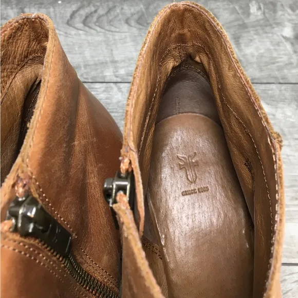 FRYE 71345 Jennifer Cognac Side Zip Stacked Womens Leather Bootie Boots Size 9.5