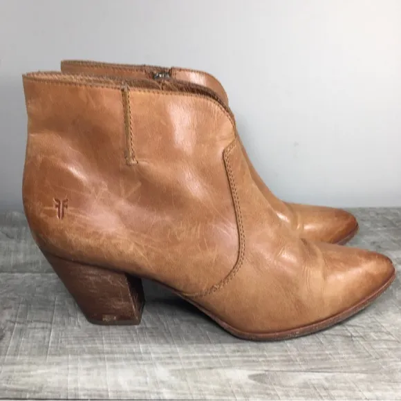 FRYE 71345 Jennifer Cognac Side Zip Stacked Womens Leather Bootie Boots Size 9.5