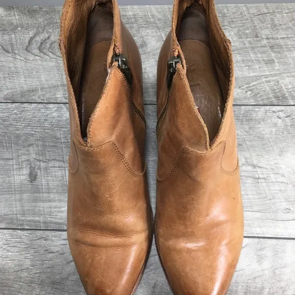 FRYE 71345 Jennifer Cognac Side Zip Stacked Womens Leather Bootie Boots Size 9.5