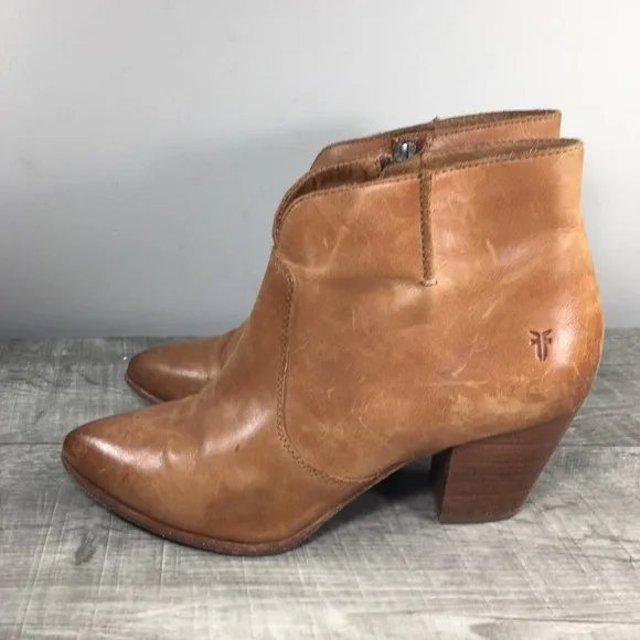 FRYE 71345 Jennifer Cognac Side Zip Stacked Womens Leather Bootie Boots Size 9.5