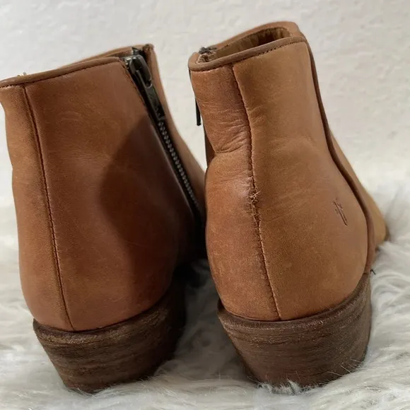 Frye Carson Piping Cognac DISTRESSED LEATHER Ankle Bootie Heel Side Zip Size 7.5