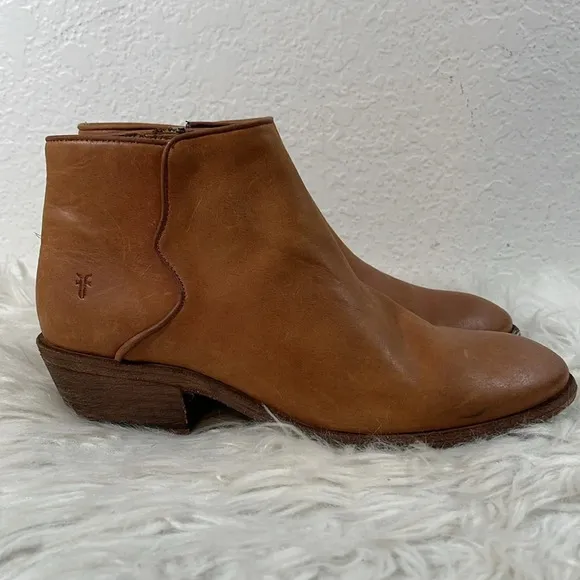 Frye Carson Piping Cognac DISTRESSED LEATHER Ankle Bootie Heel Side Zip Size 7.5