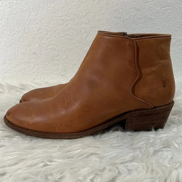Frye Carson Piping Cognac DISTRESSED LEATHER Ankle Bootie Heel Side Zip Size 7.5