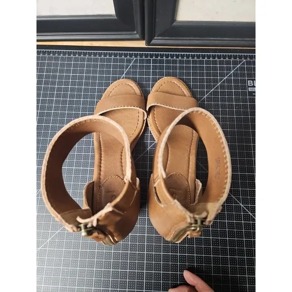 Frye Women's Brielle Back Zip Heeled Sandal, Cognac, women Sz 9.5M