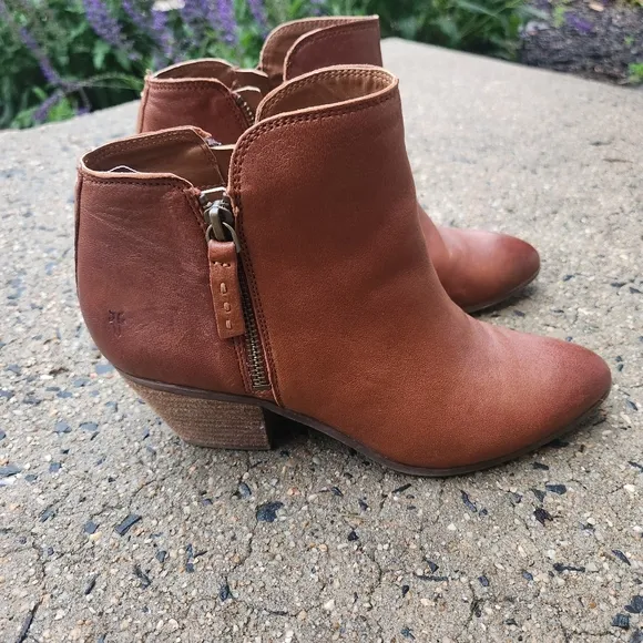 FRYE  Women’s Leather Cognac Brown Judith Double Zip Casual Ankle Booties