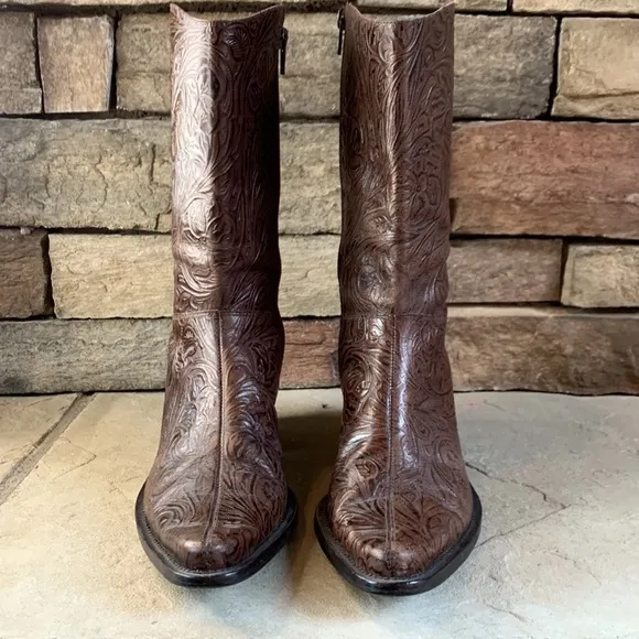 Gianni Bini size 7 tooled leather pointed toe side zip boots