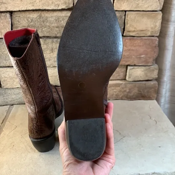 Gianni Bini size 7 tooled leather pointed toe side zip boots