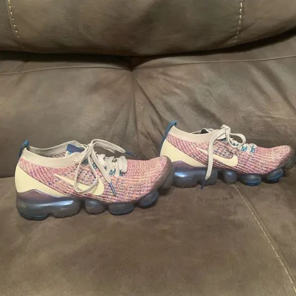 Girls size 7 Vapor max Nikes athletic shoes