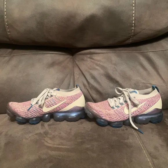Girls size 7 Vapor max Nikes athletic shoes