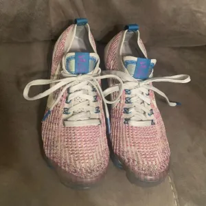 Girls size 7 Vapor max Nikes athletic shoes